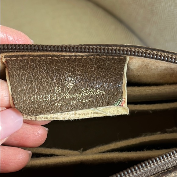 Gucci GG Supreme Crossbody Bag - Picture 8 of 17